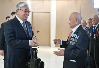 Ветераны железнодорожной отрасли вручили Главе государства фонарь железнодорожника