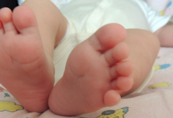 Қарағандыда сәбиін үйдің дәлізіне тастап кеткендер ұсталды