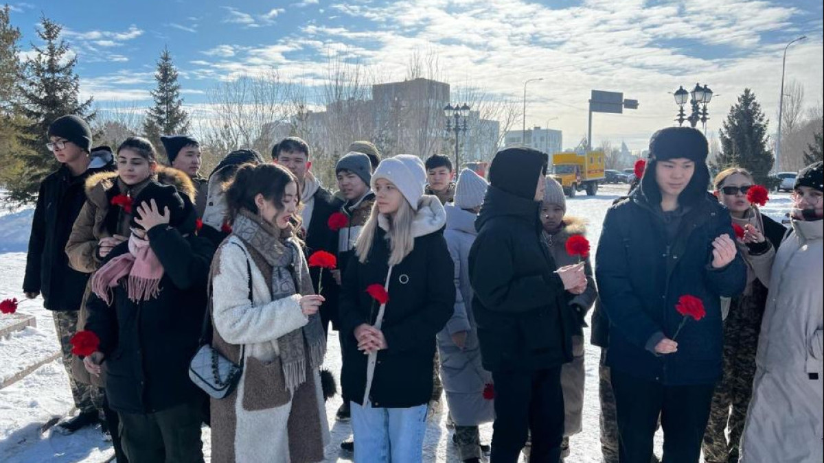 Астанада Жамбыл Жабаев ескерткішіне гүл шоқтары қойылды