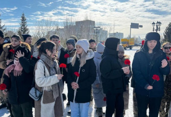 Астанада Жамбыл Жабаев ескерткішіне гүл шоқтары қойылды