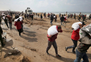 «110 адам мерт болды». Гуманитарлық көмек тиелген көлікке таласқандар бірін-бірі таптап тастады