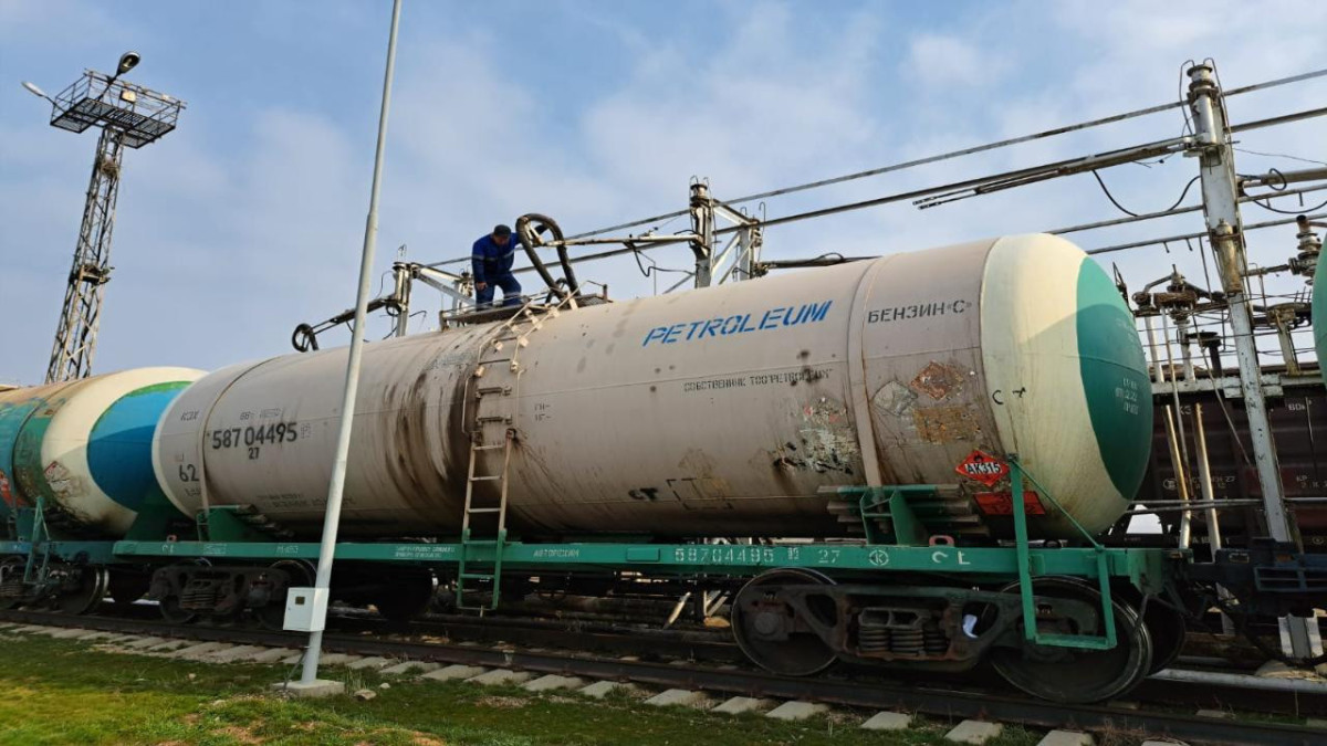 Қазақстан Қырғызстанға 2 мың тонна көлемінде дизель отынын жіберді