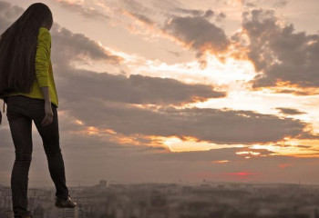 Жүкті әйел биіктен секіріп кетті: көршісі оқиғаның мән-жайын айтты