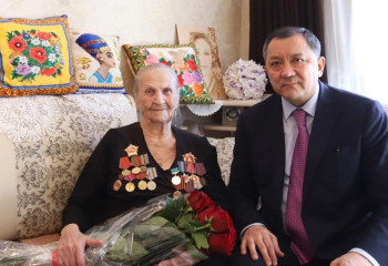 Аким Мангистау поздравил ветерана ВОВ и заслуженного педагога по случаю Дня благодарности