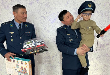 Жамбылдық полицейлер тәртіп сақшысы болуды армандайтын 5 жасар баланың үйіне барды