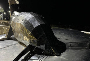 Вандалы разбирают на части фигуру тюленя на набережной Актау