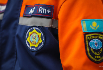 Пожарные продолжают тушить горящий в Атырау камыш