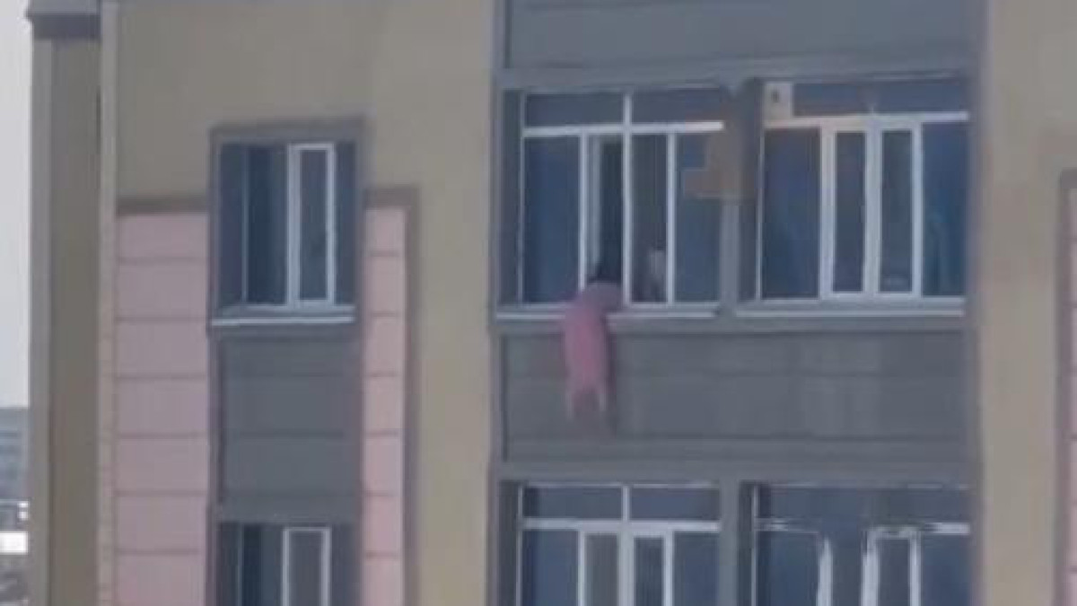 Девушка едва не выпала из окна многоэтажки в Актау