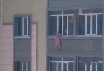 Девушка едва не выпала из окна многоэтажки в Актау