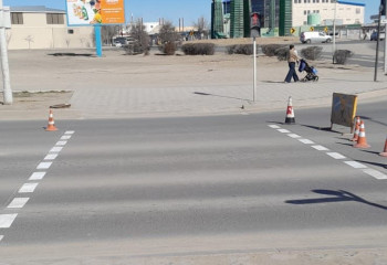 Ақтауда жол қозғалысының таңбалары жаңартылып жатыр