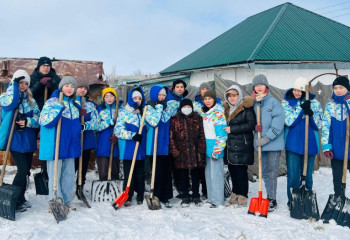 Елордалық еріктілер зейнеткерлерге қар тазалауға көмектесті