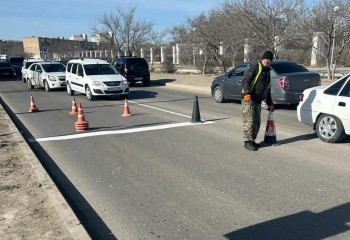 В Актау обновляют дорожную разметку