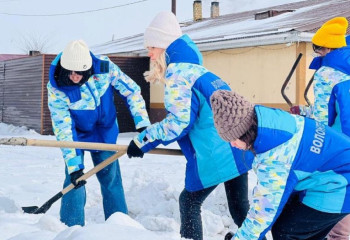 Елордалық еріктілер зейнеткерлерге қар тазалауға көмектесті