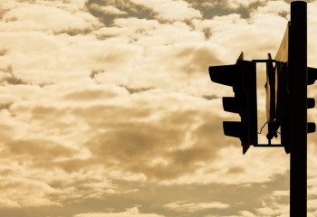 Полиция бағдаршамның сары түсіне өтуге тыйым салу туралы ескертеді