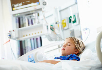 Ақтауда 7 жасар қыздың саусағын эскалатор кесіп кетті