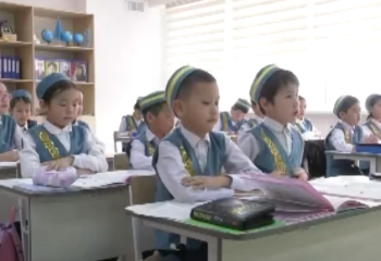 Национальная одежда вместо школьной формы: гимназисты в Актау сменили имидж