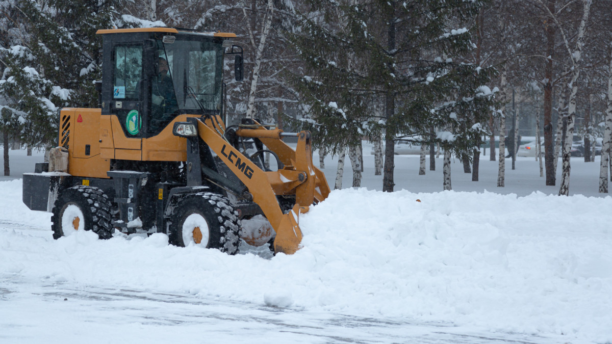 Около 800 единиц спецтехники вышли на уборку снега в ночь в Астане