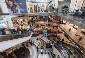 В Актау семилетняя девочка лишилась части пальца в торговом центре