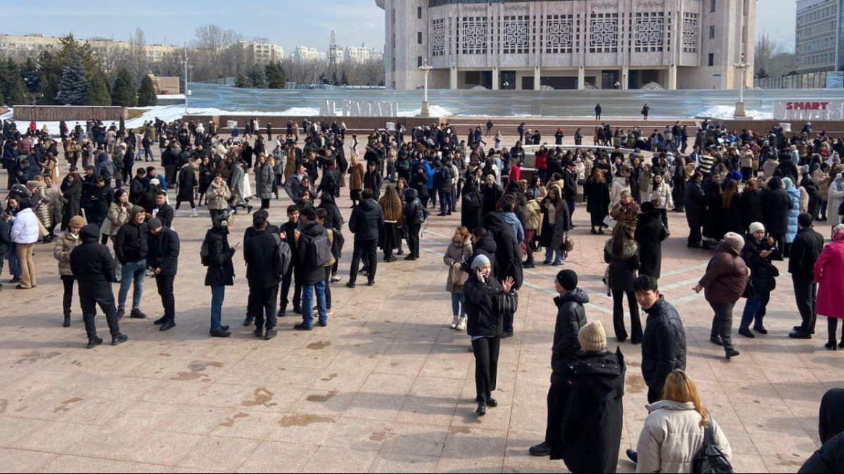 Без паники: Алматинцы после землетрясения вышли на улицу и танцуют под Шакиру