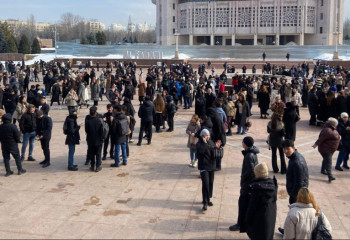 Без паники: Алматинцы после землетрясения вышли на улицу и танцуют под Шакиру