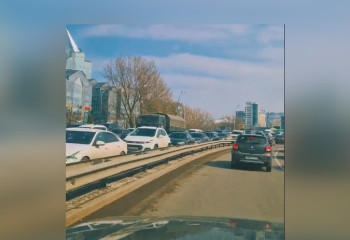 После землетрясения на дорогах Алматы пробки 9 баллов