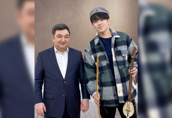 Дархан Қыдырәлі Димаш Құдайбергенге көне қобыздың көшірмесін сыйға тартты