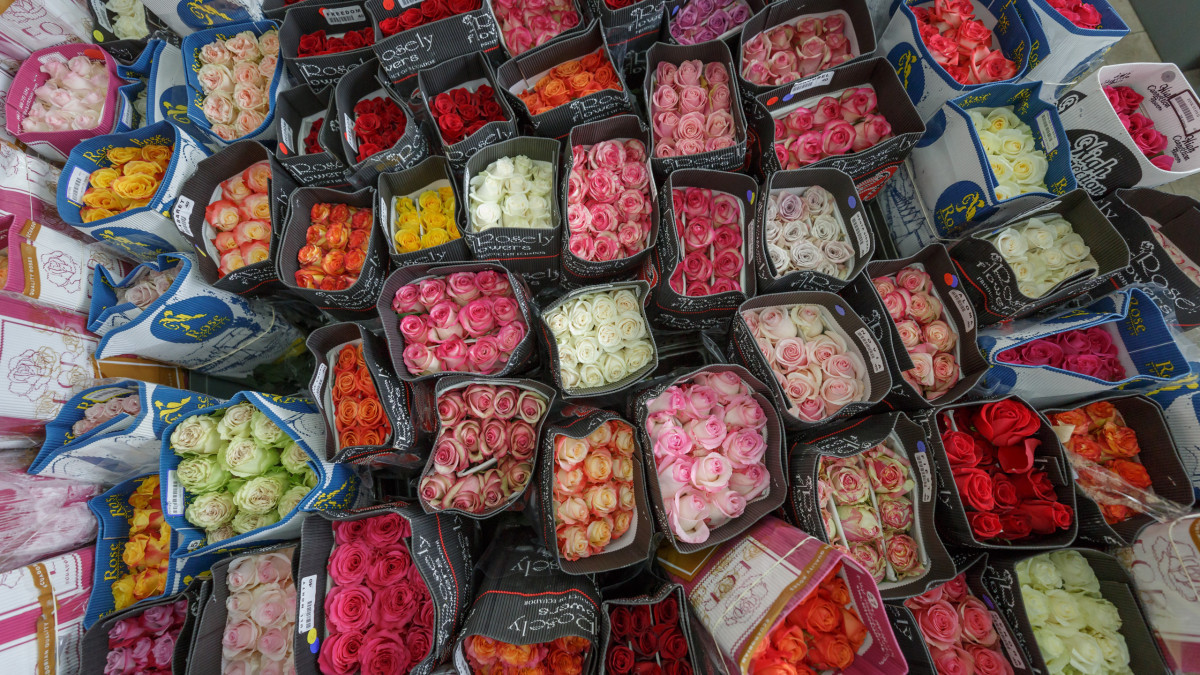 Дорогое 8 марта: цены на цветы выросли в Казахстане