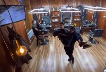 Парень запрыгнул на руки парикмахеру во время землетрясения в барбершопе Алматы