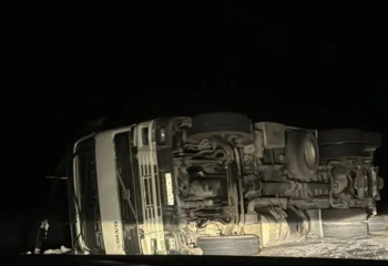 Алматы-Өскемен трассасында жүк көлігі аударылып, екі адам зардап шекті