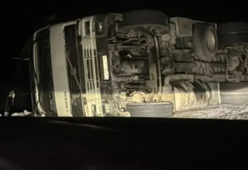 Грузовик опрокинулся в области Абай