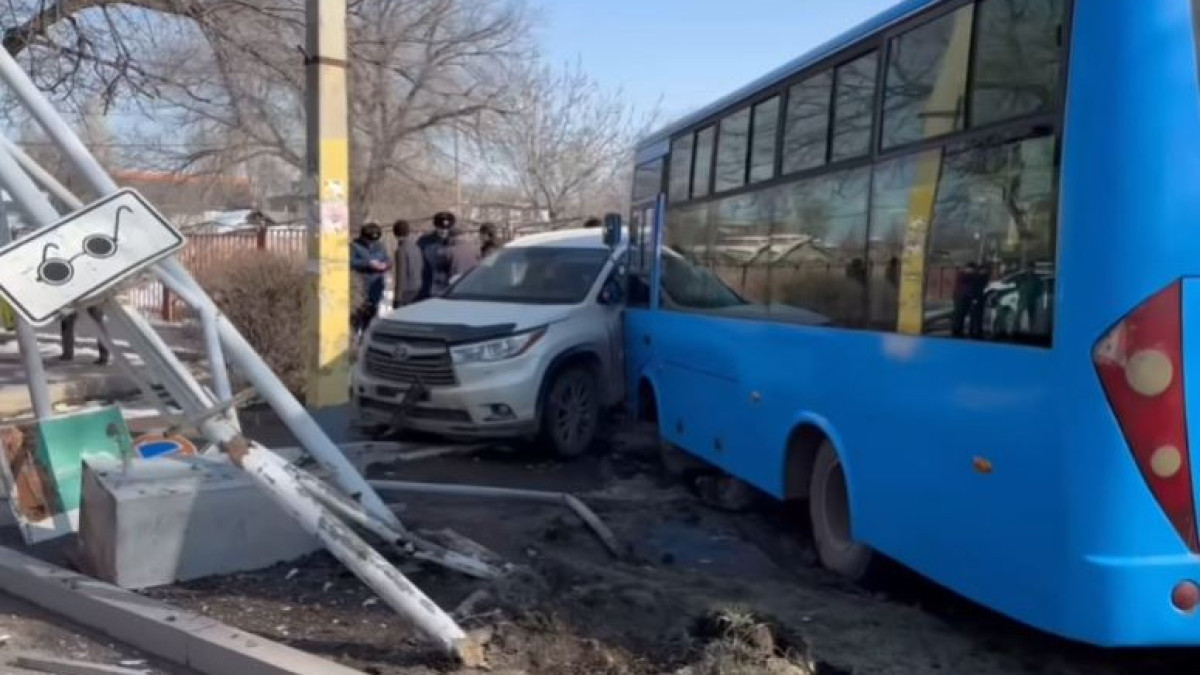 Автобус протаранил три авто в Таразе