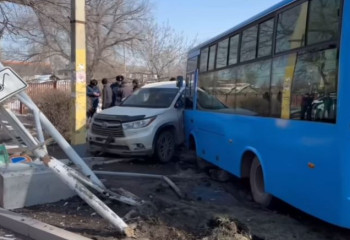 Автобус протаранил три авто в Таразе