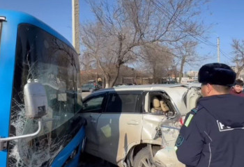 Таразда рөлге ие бола алмаған қоғамдық автобус жүргізушісі үш көлікті соқты