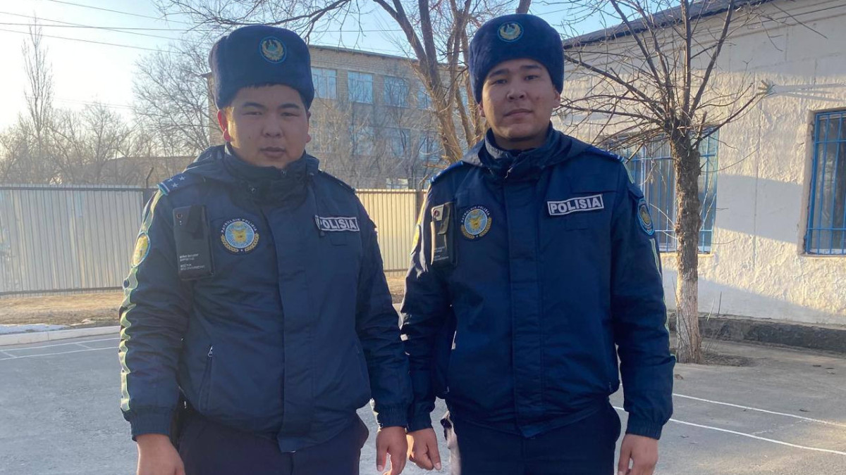 Женщину, провалившуюся под лед на реке, спасли полицейские в Атырауской области