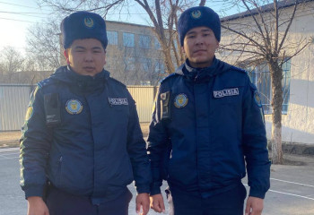 Женщину, провалившуюся под лед на реке, спасли полицейские в Атырауской области