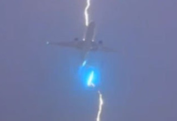 Канадада бортында 550 жолаушы бар ұшаққа жай түсті