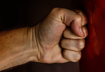 Атырауда ер адам автобус жүргізушісін соққыға жықты