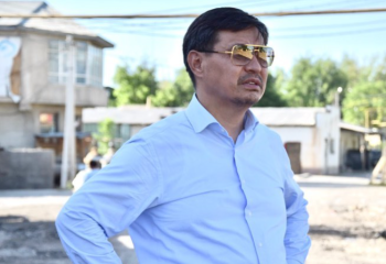 Шымкент әкімінің бұрынғы орынбасары сот залында көз жасына ерік берді