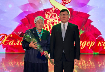 Многодетных матерей наградили в Актау в канун женского праздника