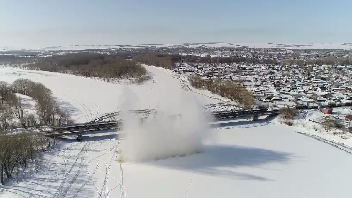 Взрыв льда на Иртыше показали на видео