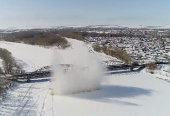 Взрыв льда на Иртыше показали на видео