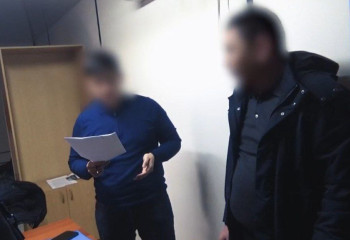 Түркістанда кеден бекетінің лауазымды қызметкерлері пара алды деген күдікке ілінді