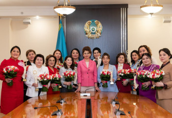 Аида Балаева «Ару Ана» байқауының жеңімпаздарымен кездесті