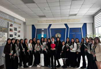 24 қызды жалғыз өзі мерекесімен құттықтаған жігіт желі қолданушыларын тәнті етті