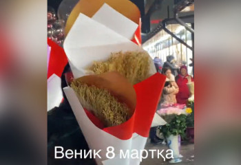 Мужчины упаковали веники в виде букетов и рассмешили казахстанцев