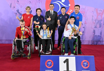 Маулен Ашимбаев наградил победителей республиканского турнира по бочча