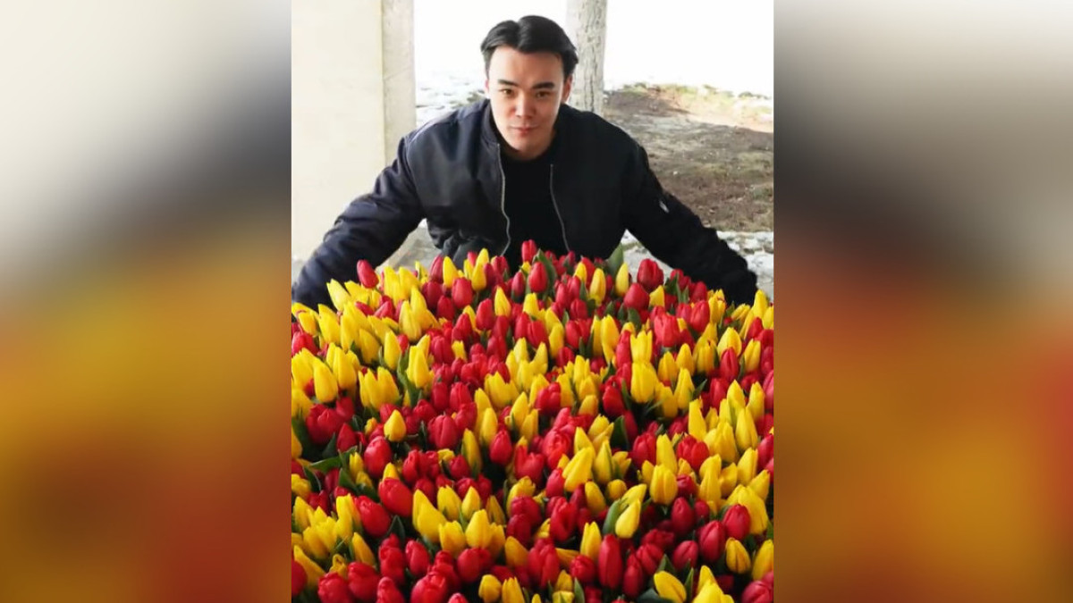 Блогер собрал букет из 1001 тюльпана для девушки