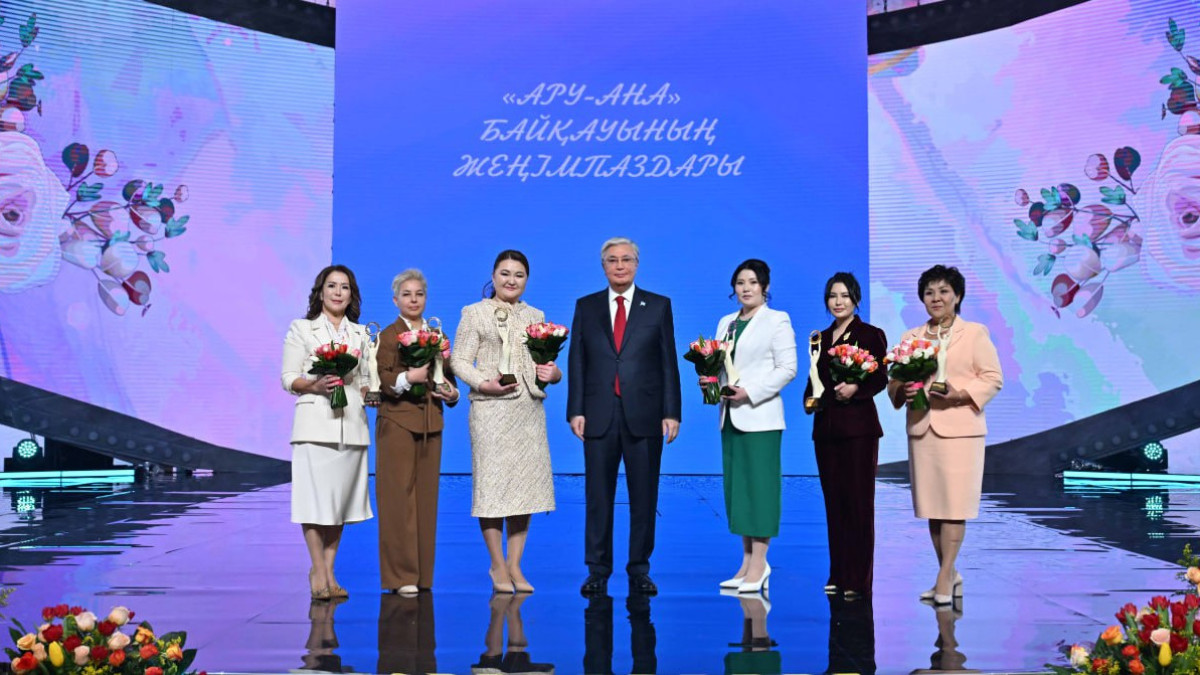 Глава государства вручил призы победительницам конкурса «Ару-Ана» на лучший женский проект