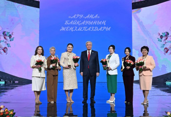 Глава государства вручил призы победительницам конкурса «Ару-Ана» на лучший женский проект