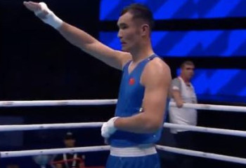 Казахский боксер быстро нокаутировал соперника в бою за лицензию на Олимпиаду-2024